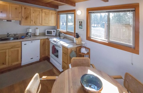 Sisters Cabin | Beautiful Meadow Views | Walk to Town | Sisters OR Vacation Cabin