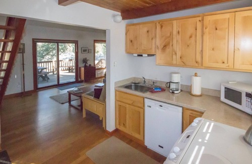 Sisters Cabin | Beautiful Meadow Views | Walk to Town | Sisters OR Vacation Cabin