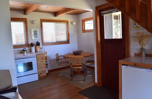 Sisters Cabin | Beautiful Meadow Views | Walk to Town | Sisters OR Vacation Cabin