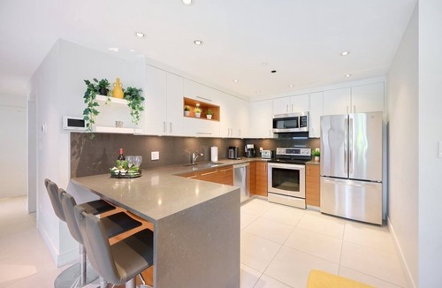 Ambleside House | Beautiful Modern Garden Suite steps to Ambleside Beach