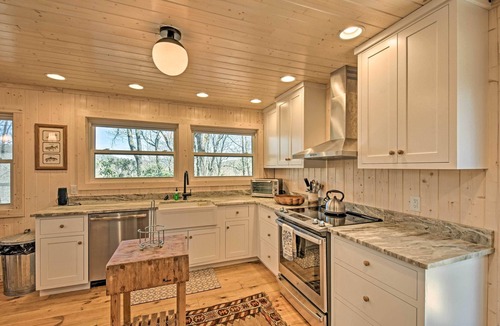 Highlands Cabin | Beautiful Mountain Cabin next to Glen Falls!
