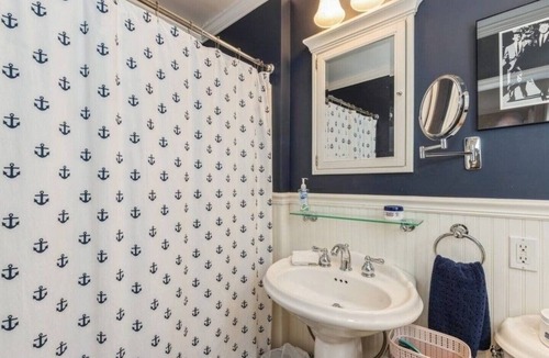 Sag Harbor Apartment | Beautiful Renovated 1 Bedroom Apartment Walk to Town & Jitney. Parking.