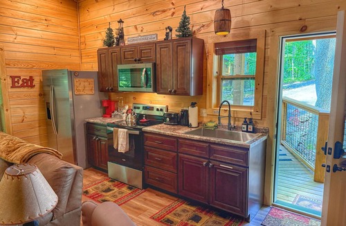 Sevierville Cabin | BEAUTIFUL, ROMANTIC, TINY CABIN, K/BED HOTTUB, F/P, NEAR PIGEON FORGE/DOLLYWOOD