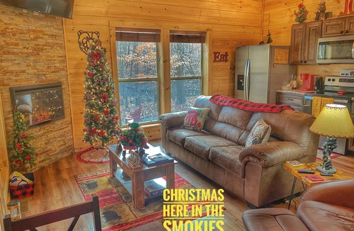 Sevierville Cabin | BEAUTIFUL, ROMANTIC, TINY CABIN, K/BED HOTTUB, F/P, NEAR PIGEON FORGE/DOLLYWOOD