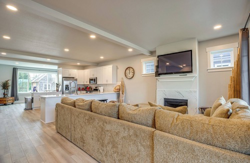 Hammond Apartment | Beautiful Water Views: Coastal Oregon Townhome!