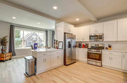 Hammond House | Beautiful Water Views: Coastal Oregon Townhome!