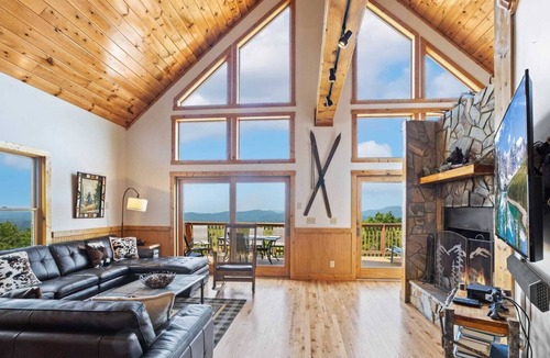 Beech Mountain Cabin | Beech Mountain 6BR Retreat! Pool Table, Shuffleboard, 3 Master Suites & Panoramic Views