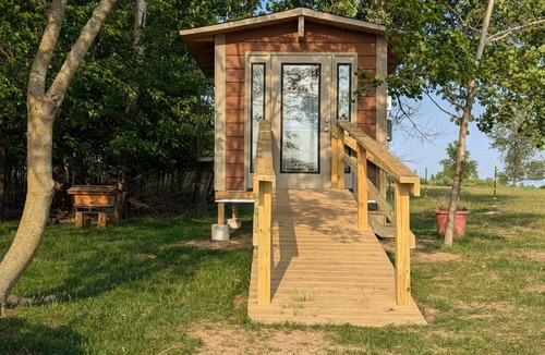 Rodney Cabin | Beehive air therapy cabin with 2 bee beds for a unique, multi-sensory experience
