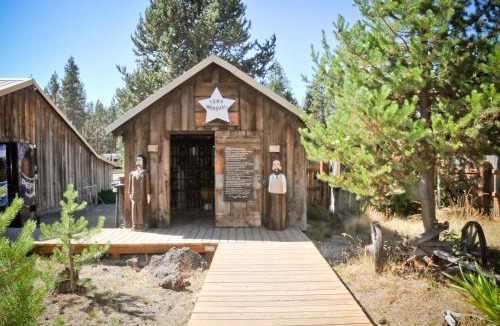 Three Rivers Resort | Bend-Sunriver Camping Resort 24 ft. Yurt 9