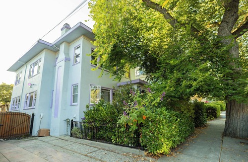 Fairview Park House | Berkeley Retreat w/Chef’s Kitchen & Hot Tub