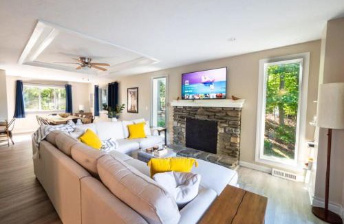 Leicester House | Berkshire Vacation Rentals: Leicester Lake Front Home Come Relax