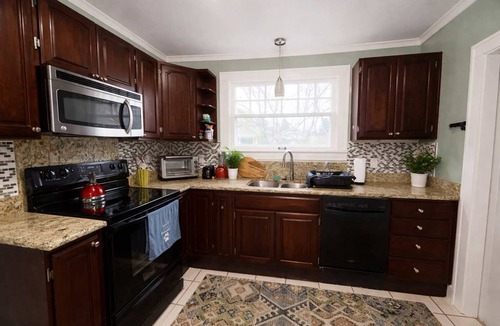 Indianapolis House | Best Location 5 BD Spacious Family Home- Indianapolis IN