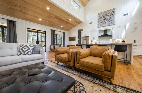 Broken Bow Cabin | Beyond Expectation- Modern cabin-2 minute walk to Restaurants & Entertainment!