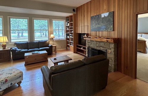 Black Butte Ranch House | Big, Beautiful Golf Home, sleeps 14, situated on the golf course