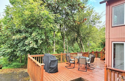 Hillsboro House | Big House w/Lush Backyard Oasis
