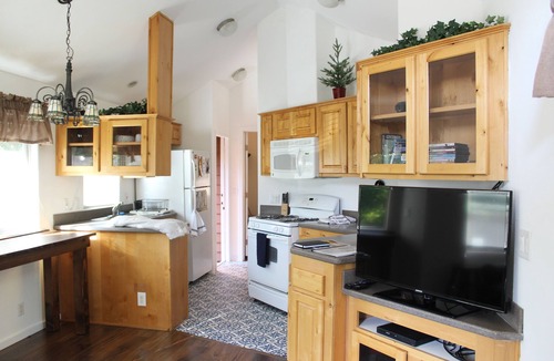 Adna Cabin | Big Rock Cabin; cozy & private on 13 acres