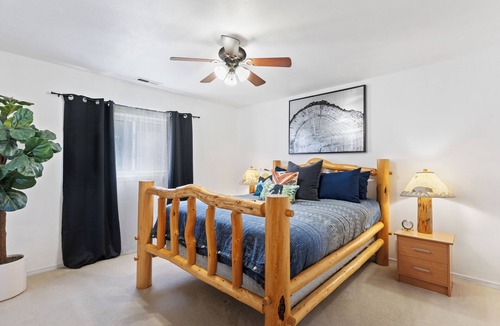 Castle Rock House | Bigfoot Hideaway! 5-bedroom house with Hot Tub in beautiful Castle Rock