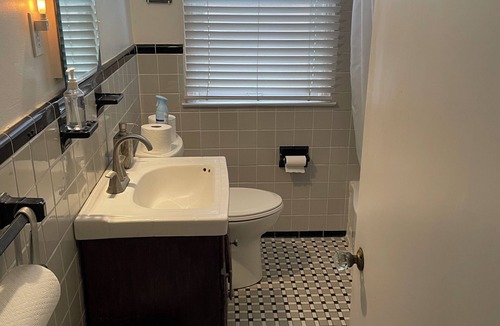 Birmingham House | Birmingham, MI, Bungalow to share with a large private, upstairs bedroom.