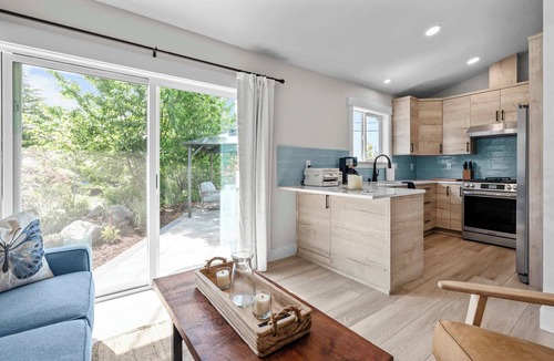 Vancouver Apartment | Blanchet Casita – Stylish 1BR Casita w/Fire Pit & Patio