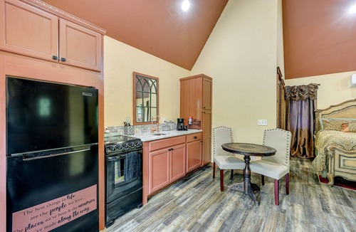 Broken Bow Apartment | Blissful Broken Bow Studio: Fire Pit & Jacuzzi Tub