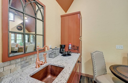 Broken Bow Apartment | Blissful Broken Bow Studio: Fire Pit & Jacuzzi Tub