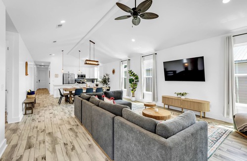 Gulfport House | Blue Horizon Beach House 5 Bedrooms 4 Baths 9 Beds Walk to Beach Prime Location