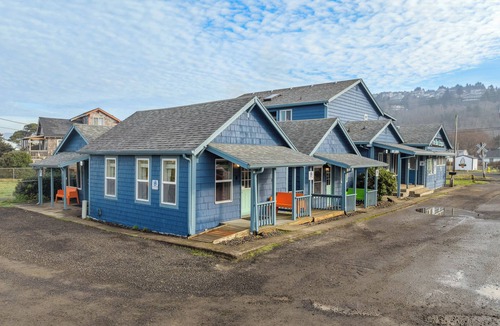Rockaway Beach Cabin | Blue Octopus #4 Personal Beach Cabin