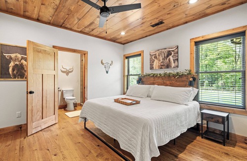 Copperhill Cabin | Blue Ridge Luxury Riverfront Lodge on the Ocoee- 6 En Suites + Bunk Room-2 Acres