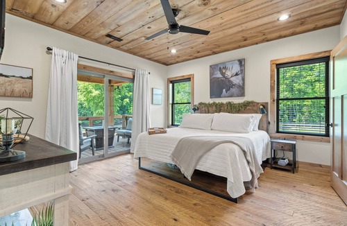 Copperhill Cabin | Blue Ridge Luxury Riverfront Lodge on the Ocoee- 6 En Suites + Bunk Room-2 Acres