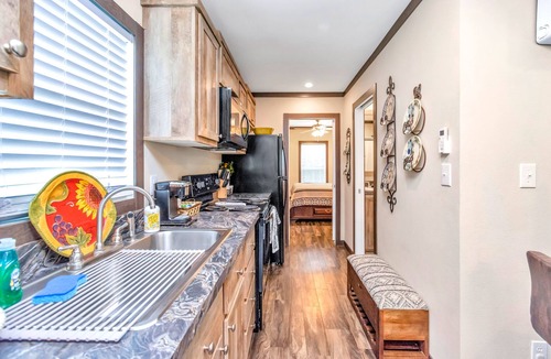 Willis House | Bluebonnet Tiny Home ~ HOT TUB