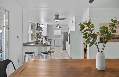 Melrose Paradise House | Boho Chic, Mtn Preserve Hike, Pool, & Grille!