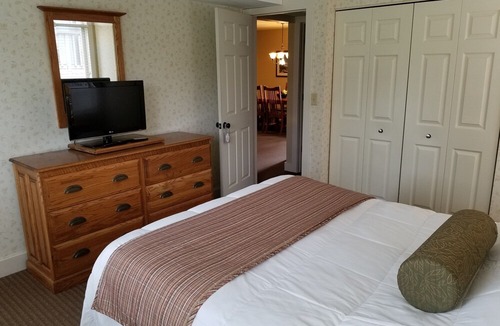Acme Condo | Book a discounted July stay! Condo sleeps 4-Wifi, private deck, ❤️ location!