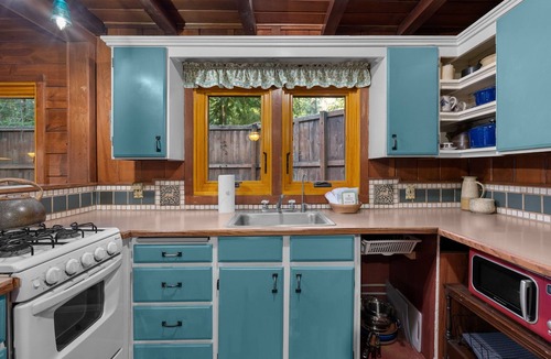 Brightwood Cabin | Boulder Creek Cabin: A historic, cozy log cabin escape by the stream.