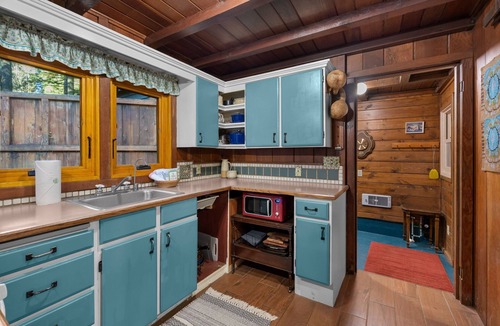 Brightwood Cabin | Boulder Creek Cabin: A historic, cozy log cabin escape by the stream.