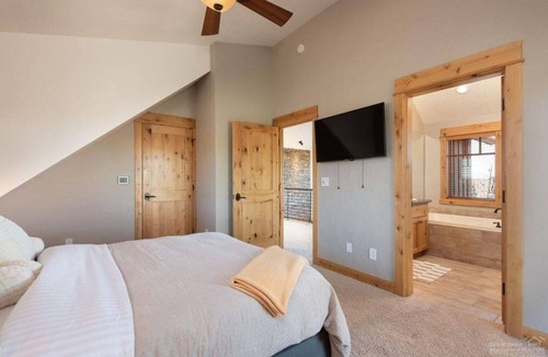 Powell Butte Cabin | Brasada Ranch 2-Story Cabin with Loft; Sleeps 6