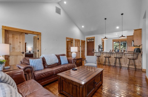 Powell Butte Cabin | Brasada Ranch Cabin 21 Mtn & Golf Views Hot Tub