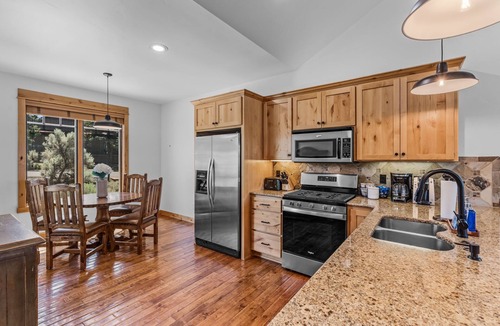 Powell Butte Cabin | Brasada Ranch Cabin 21 Mtn & Golf Views Hot Tub