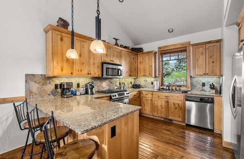 Powell Butte Cabin | Brasada Ranch Cabin 78| Mtn & Golf Views| Hot Tub