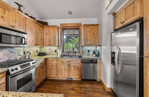 Powell Butte Cabin | Brasada Ranch Cabin 78| Mtn & Golf Views| Hot Tub