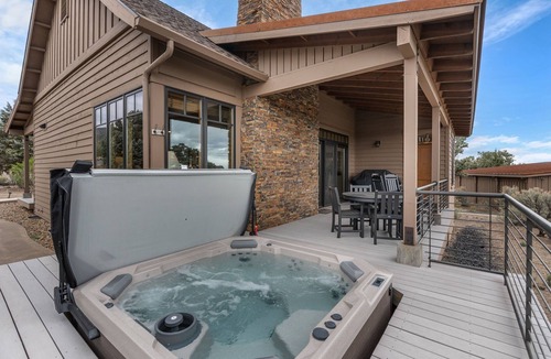 Powell Butte Cabin | Brasada Ranch Cabin 78| Mtn & Golf Views| Hot Tub