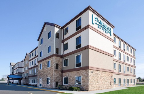 Lincoln Apartment | Breakfast, Pool, Quick Drive to Univ of Nebraska