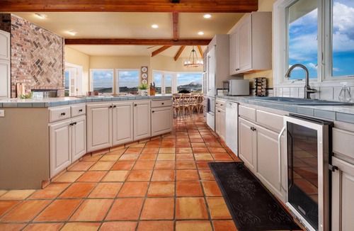 Dundee House | Breathtaking Valley Views, Pet Friendly, Huge Deck, Fire-Pit, Air Hockey, Ping Pong, Near Vineyards