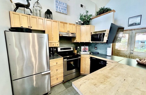 Edgemont Cabin | Breathtaking Wooden Cabin with Great Sights in Edgemont, Arkansas