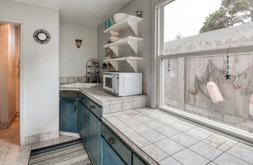 Lincoln Beach House | Breeze Cottage is the perfect romatic getaway, enjoy ocean views from the deck.