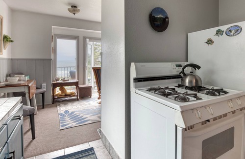 Lincoln Beach House | Breeze Cottage is the perfect romatic getaway, enjoy ocean views from the deck.