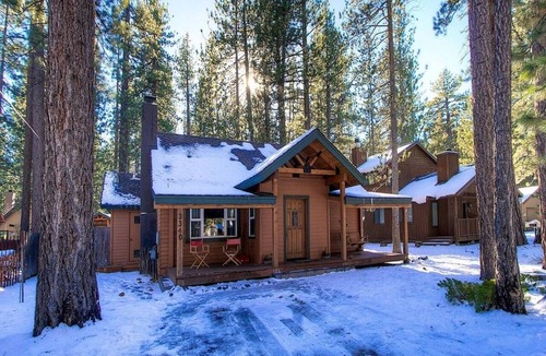 Bijou Pines House | Breezy Pines Cabin 4 Bedroom Home by RedAwning