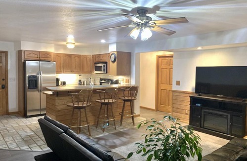 Tomahawk House | Bridge Inn Tomahawk - Suite 101, Kitchen, 1 Kind Size Bed, 2 Futons, Walkout, River View