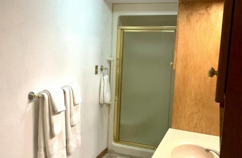 Tomahawk House | Bridge Inn Tomahawk - Suite 101, Kitchen, 1 Kind Size Bed, 2 Futons, Walkout, River View