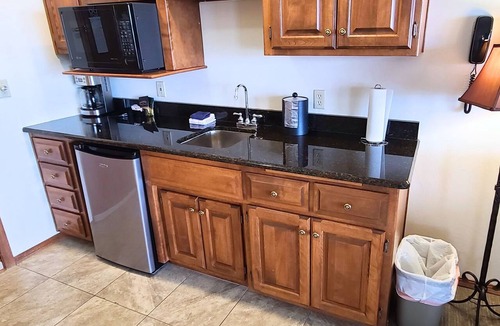 Sturgeon Bay Apartment | Bridgeport Waterfront Resort