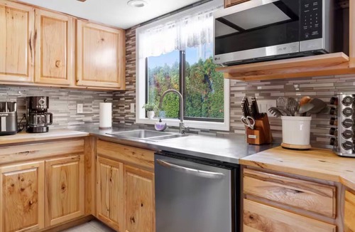 Gresham Apartment | Bridging the Gorge & City: Your Cozy Home!